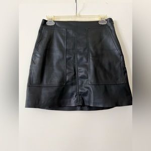 Short skirt in faux leather Zipper at side, lined.